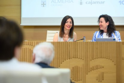 Rosario Soto, presidenta de la Autoridad Portuaria, y María Vázquez, alcaldesa de Almería.