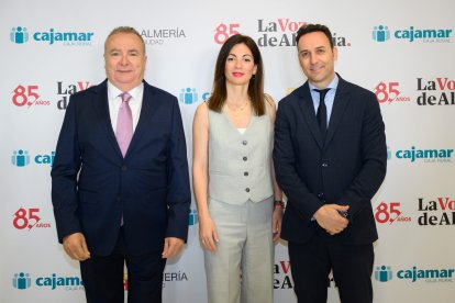 Pedro M. de la Cruz, director de La Voz de Almería; Rosario Soto, presidenta del Puerto de Almería; y Ricardo Céspedes, gerente de LA VOZ.