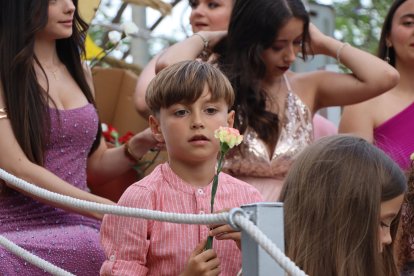 Pequeño en una de las carrozas infantiles.