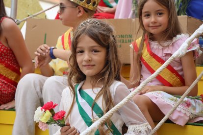 Pequeña en una de las carrozas infantiles.