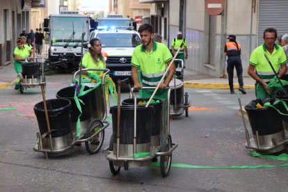 Limpieza acompañando la pasacalles durante el batalla de flores.