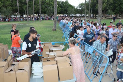 Reparto del libro de las fiestas de San Isidro en El Ejido.