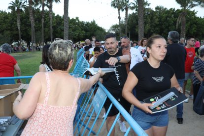Reparto del libro de las fiestas de San Isidro en El Ejido.