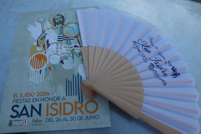 Libro y abanico de las fiestas de San Isidro en El Ejido.