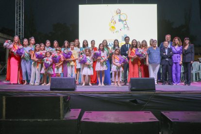 Foto con las damas, reinas y rey de las fiestas de San Isidro en El Ejido.