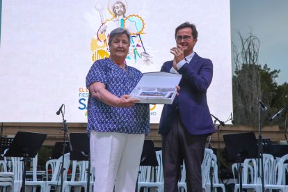 El alcalde entregando la placa conmemorativa a la pregonera de las fiestas.