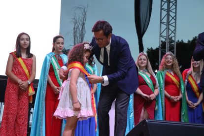 El alcalde colocando los distintivos a las reinas infantiles.