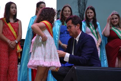 El alcalde colocando los distintivos a las reinas infantiles.