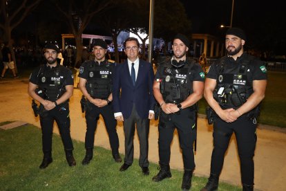 El alcalde junto a miembros del dispositivo especial de seguridad de Policía Local.