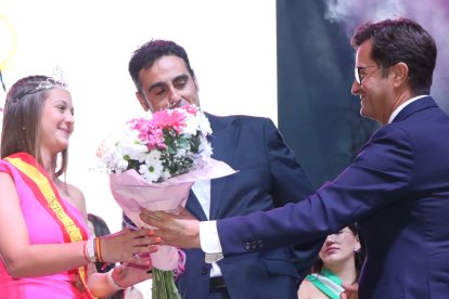 El alcalde de El Ejido haciendo entrega de un ramo de flores a la reina de las fiestas.