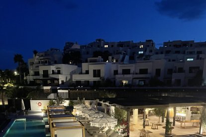 Así luce la piscina de noche con una iluminación magnífica.