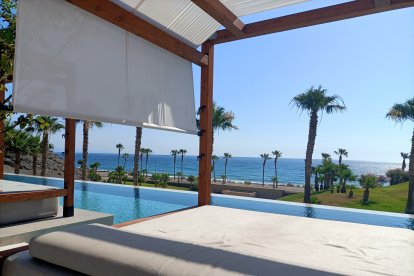 Las camas balinesas para tumbarse mirando al Mediterráneo.