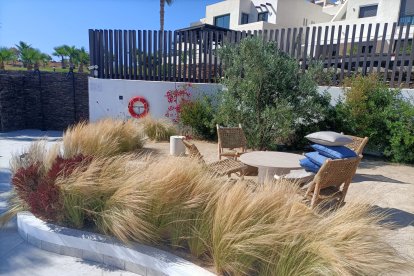 Diferentes zonas para tomarse un cóctel junto a la piscina.