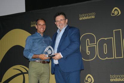 Premio a la UAL que recoge Pedro Jesús Núñez. 