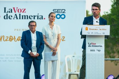 José Juan Rodríguez de La Casa Número 7 de Serón recogió el premio de Comunicación y Turismo.