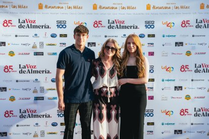 La premiada en Cultura: Alina Polushina junto a sus hijos Jose Antonio y Claudia.