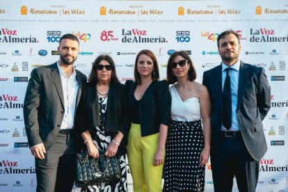 La alcaldesa de Albox, María del Mar Alfonso junto a los familiares de José García Pérez.
