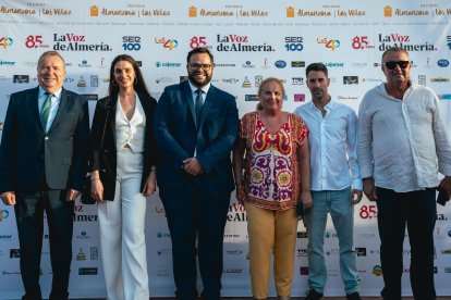 Pedro Manuel de la Cruz, director de La Voz de Almería y el alcalde de Zurgena, Domingo Trabalón junto al equipo de Pérez Casquet.