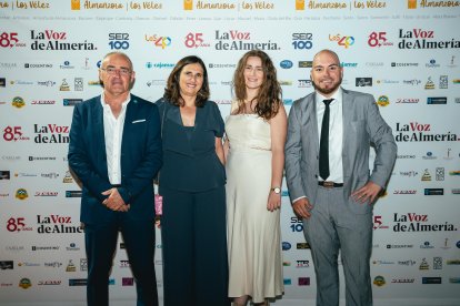 Antonio Sáez, Isabel Parra y Miriam Parra de Clínica ABC, junto al comercial de La Voz de Almería, José Sevilla.