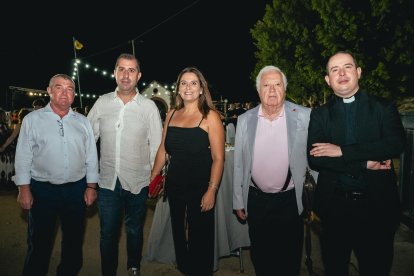 Francisco, Paco, Noelia, Manolo y Javier Ruiz, párroco de Vélez-Rubio premiado en sociedad.