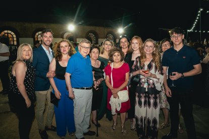 Alina Polushina, premiada en la categoría de Cultura junto a familiares y amigos de Olula del Río.