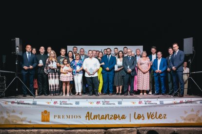 Foto de familia de premiados y personalidades.