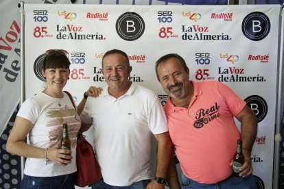 Mercedes Ruiz, Juan Villegas y Javier Ruiz en la Caseta de la Bodega del Jamón en las Fiestas de San Isidro 2024.