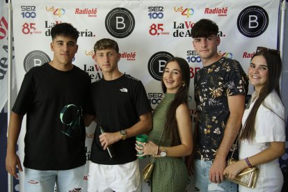 Juanfran, Jose, Naiara, Hilarión y Julia en la Caseta de la Bodega del Jamón en las Fiestas de San Isidro 2024.