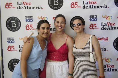 Lidia García, María Sánchez y María Fernández en la Caseta de la Bodega del Jamón en las Fiestas de San Isidro 2024.