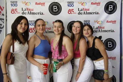 Julia, Paula, Claudia, Ana y Emma en la Caseta de la Bodega del Jamón en las Fiestas de San Isidro 2024.
