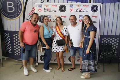 Gabriel, Aroa, Juan y Paula con la Reina de las Fiestas en la Caseta de la Bodega del Jamón en las Fiestas de San Isidro 2024.