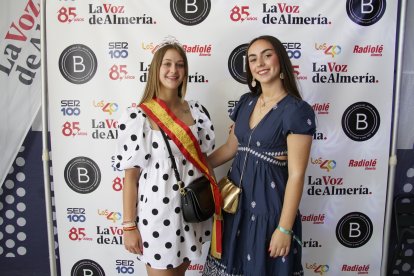 La Reina de las Fiestas ha estado muy solicitada para las fotos en la Caseta de la Bodega del Jamón en las Fiestas de San Isidro 2024.