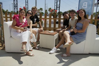 Lucía, Óscar, Alberto, Fernando, Mar y Ana en la Caseta de la Bodega del Jamón en las Fiestas de San Isidro 2024.