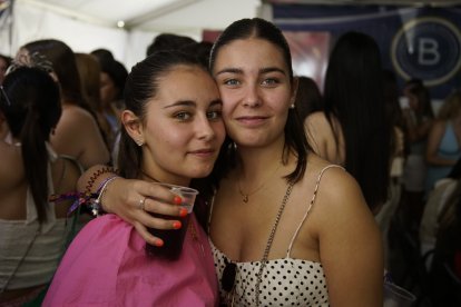 Las hermanas, Alejandra y Valeria, en la Caseta de la Bodega del Jamón en las Fiestas de San Isidro 2024.