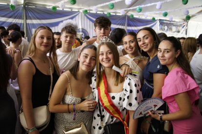 La Reina de las fiestas rodeada de amig@s en la Caseta de la Bodega del Jamón en las Fiestas de San Isidro 2024.