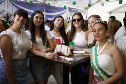 Nerea (Dama de Honor), Mari Cruz, Carmen, Micaela, Maica y Lucía en la Caseta de la Bodega del Jamón en las Fiestas de San Isidro 2024.