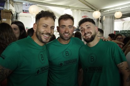 Raúl, Álex y Nico en la Caseta de la Bodega del Jamón en las Fiestas de San Isidro 2024.