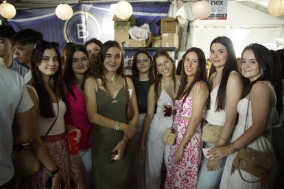 Amigas compartiendo un rato de diversión en la Caseta de la Bodega del Jamón en las Fiestas de San Isidro 2024.