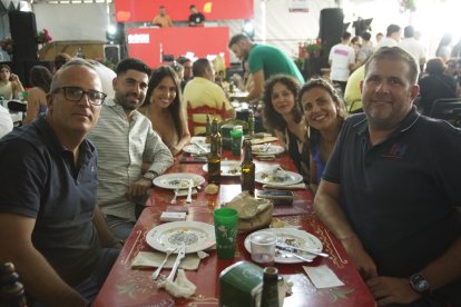 Induser y Frutas Tanao en la Caseta de la Bodega del Jamón en las Fiestas de San Isidro 2024.