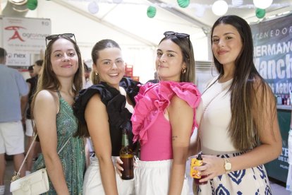 Martina, Cayetana, Paula y Jimena en la Caseta de la Bodega del Jamón en las Fiestas de San Isidro 2024.