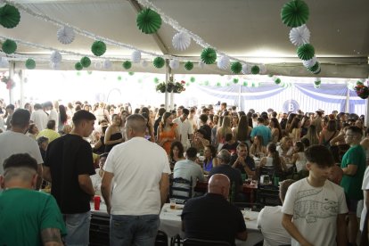 Ambiente en la Caseta de la Bodega del Jamón en las Fiestas de San Isidro 2024.