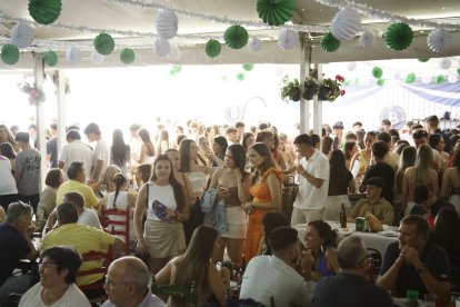 Ambiente en la Caseta de la Bodega del Jamón en las Fiestas de San Isidro 2024.