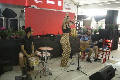 Actuación musical en la Caseta de la Bodega del Jamón en las Fiestas de San Isidro 2024.