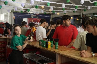 Ambiente en la Caseta de la Bodega del Jamón en las Fiestas de San Isidro 2024.