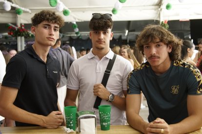 Mario, Nico y Gonzalo en la Caseta de la Bodega del Jamón en las Fiestas de San Isidro 2024.