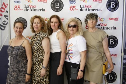 Beatriz, Elena, Ana María, Mercedes y Ester en la Caseta de la Bodega del Jamón en las Fiestas de San Isidro 2024.