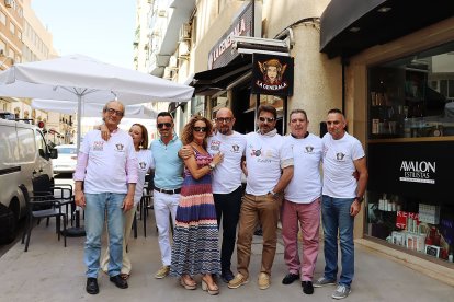 Salva y los asistentes posan con las camisetas conmemorativas.