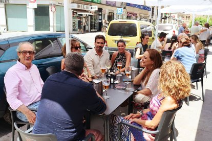 Un grupo de amigos durante la celebración.