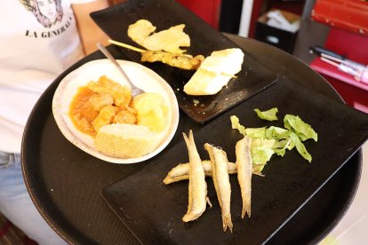 Algunas de las tapas que sirven en el local.