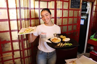 Delfina, una de las camareras.